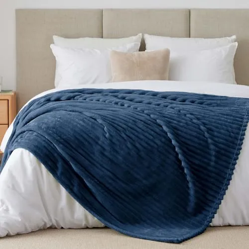 BEDELITE Kuscheldecke Flauschig Decke Extra Groß - weiche Flanell Decken Blau 230x270 für Bett, Deko Streifen Cord Fleecedecke Marineblau als Tagesdecke für Schlafzimmer, King Blanket Wide Use