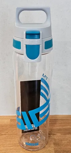 SIGG Tritan Trinkflasche Total Clear ONE MyPlanet Blau 0,75L - Die SIGG Tritan Trinkflasche überzeugt mit einem leichten, spülmaschinenfesten Design und einem auslaufsicheren Verschluss. Ideal für Sport & Fitness, bietet sie ein optimales Trinkerlebnis dank des innovativen ONE-Verschlusses.
