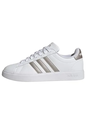 adidas Grand Court 2.0 Schuhe - Damen Sneaker mit Cloudfoam Comfort Dämpfung für höchsten Tragekomfort und Obermaterial aus mindestens 50% recycelten Materialien – perfekt für Alltag und Freizeit.
