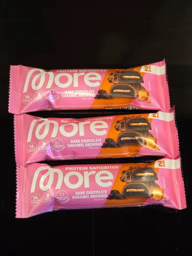 More Nutrition Satisbites Protein Riegel 4er Pack - Dark Chocolate Caramel Brownie - Proteinriegel im praktischen 4er Pack, ideal für unterwegs. Genießen Sie den leckeren Geschmack von Schokolade und Karamell bei jeder Gelegenheit.