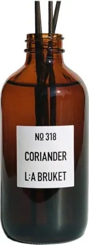 L:A Bruket No. 318 Room Diffuser Coriander - Düfte & Aromen – Eleganter Raumduft im stilvollen Glasflakon, der mit dekorativen Holzstäbchen für eine erfrischende und belebende Atmosphäre sorgt.