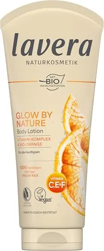 lavera Glow by Nature Body Lotion - 24h Glow-Boost - vegane Naturkosmetik - 200 ml - Intensive Feuchtigkeit für straffere und glattere Haut. Die schnell einziehende Textur bietet 24 Stunden lang Pflege und verwöhnt mit einem sonnig-frischen Orangenduft. Ideal für die tägliche Anwendung.