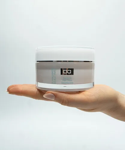 Dr. Fuchs Gesichtslotion Beautymed 2.0 - Feuchtigkeitscreme für alle Hauttypen, strafft die Haut und bekämpft Volumenverlust effektiv.