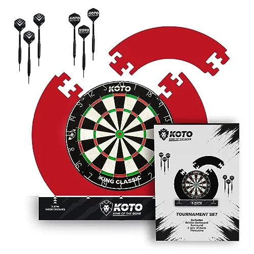 KOTO Tournament Dartscheibe Set Rot – Komplett mit Surround und Darts - Starten Sie sofort mit dem KOTO Tournament Dartscheibe Set! Es enthält alles für den perfekten Dartabend: eine hochwertige Dartscheibe, stabile Darts und eine praktische Wurflinie für präzises Spielen.