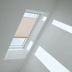 VELUX Plissee Leinen 1275, FK08, GGU, Manuell - Gestalten Sie Ihr Zuhause mit dem VELUX Plissee FHL. Der halbtransparente Stoff sorgt für harmonische Lichtstreuung und schafft eine gemütliche Atmosphäre. Einfache Montage und flexible Positionierung machen es zum idealen Raumaccessoire.