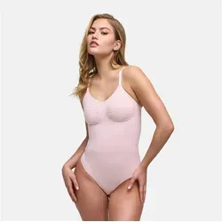 creamy fabrics Damen Shapewear Bodysuit mit String-Rückenteil – Nahtloser Body für perfekten Sitz - Der figurformende Bodysuit sorgt für eine glatte Silhouette und bleibt unsichtbar unter enger Kleidung. Verstellbare Träger und praktischer Druckknopfverschluss bieten Komfort und Flexibilität für jeden Anlass.