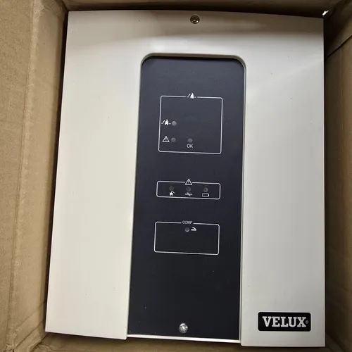 Velux RWA-Steuersystem 5A - KFC 305 5374 - Zubehör für Fenster: Effiziente RWA-Steuerzentrale zur Ansteuerung von bis zu 2 Dachfenstern oder 5 Lichtkuppeln, ideal für Sicherheit und Belüftung in Gebäuden.