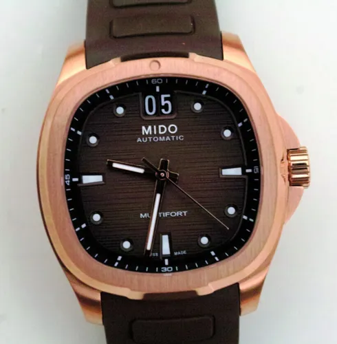 MIDO Uhr Multifort TV Big Date Gold PVD Ref. M049.526.37.291.00 - Elegante Herren-Armbanduhr mit 12-Stunden-Zifferblatt, Wasserdichtigkeit bis 100 m und robustem Saphirglas – ideal für den sportlichen Alltag.