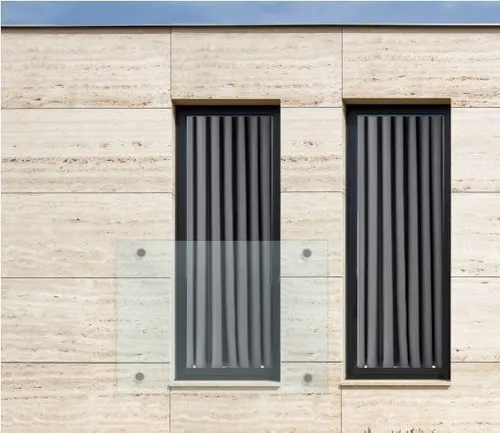 BuyLando.Shop 160x90cm Französischer Balkon mit Absturzsicherung - Elegantes Glasvordach für den Hauseingang, aus gehärtetem Klarglas mit robustem Edelstahlrahmen. Ideal für moderne Architektur und sorgt für zusätzlichen Schutz.