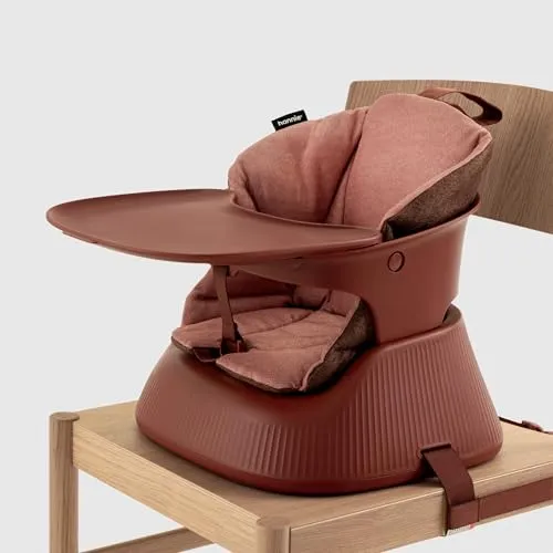 Hannie Hochstuhl Mahogany Red – Praktischer Begleiter für kleine Entdecker - Schnell aufgebaut und ideal für unterwegs. Der Hochstuhl bietet Komfort von 6 Monaten bis 5 Jahren und ist leicht zu reinigen. Inklusive Wendekissen für zusätzlichen Sitzkomfort.