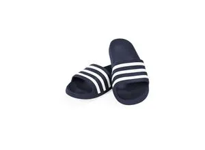 Adidas Adilette Aqua - Blau, komfortable Badesandale - Adiletten für das Schwimmbad, mit weicher Dämpfung für besten Komfort nach dem Workout. Stylischer Minimalismus und adidas 3-Streifen-Design vereinen sich in dieser perfekten Badesandale.