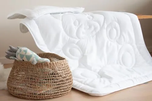 Kuschelige Kinderbettdecke + Kopfkissen »Bärchen« von Jekatex - Bettdecken-Set für Kinder, atmungsaktiv und temperaturausgleichend, ideal für ein angenehmes Schlafklima und pflegeleicht für Allergiker.