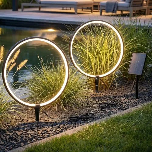 Solar Gartenleuchten 2er Set – Moderne LED Leuchtringe für stilvolle Wegbeleuchtung - Setzen Sie elegante Akzente in Ihrem Garten mit den modernen Solar-Leuchtringen. Robuste Aluminiumringe erzeugen warmweißes Licht für eine gemütliche Atmosphäre. Flexibel einsetzbar dank Erdspießen und verstellbarem Solarpanel.