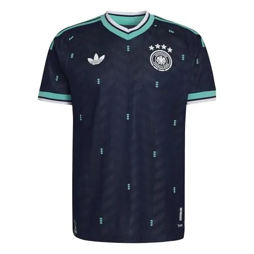ADIDAS Herren Trikot Deutschland 26 Authentic Auswärts - Das Deutschland 26 Authentic Auswärtstrikot für Herren kombiniert Tradition mit modernster Technologie. Perfekt für Sportler, die Wert auf Komfort und Stil legen. Mit schmaler Passform und atmungsaktiven Materialien für optimale Bewegungsfreiheit.
