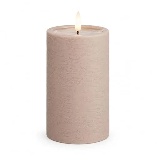Deluxe Homeart Unique LED Kerze in Rose - Handgefertigte Echtwachskerze mit realistischer Flamme - Diese handgefertigte LED Stumpenkerze aus hochwertigem Echtwachs in Rose sorgt für eine authentische Atmosphäre. Mit bis zu 1500 Stunden Batterielaufzeit und sicherem Betrieb ohne offene Flamme ist sie ideal für jedes Zuhause.