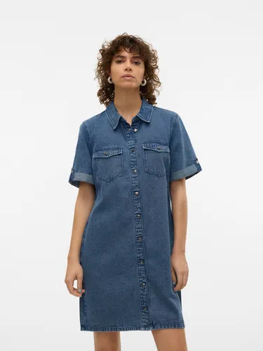 Jeanskleid "VMJENNIE SS SHORT DENIM DRESS NOOS" in Medium Blue, Gr. XS (34) - Sommerkleider: Bequemes und feminines Jeanskleid von Vero Moda mit sportlichen Brusttaschen und pflegeleichter Denim-Qualität.