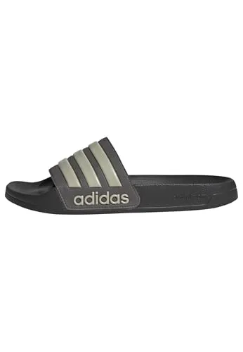 adidas Adilette Shower Slides Unisex Schiebe-Sandalen 44.5 EU - Dusch- & Badeschuhe für Herren mit regulärer Passform und konturiertem Fußbett für optimalen Komfort nach dem Duschen.