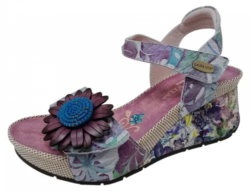 Laura Vita Damen Sandalette Barry mit Blumenmuster und Keilabsatz in Violett, Größe 39 EU - Entdecke die modische Keilsandalette von Laura Vita! Mit floralen Details aus Leder und zwei Klettverschlüssen für optimalen Halt. Die Plateausohle mit Keilabsatz sorgt für einen eleganten Auftritt und lässt deine Beine endlos wirken.