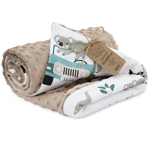 Babydecke Kuscheldecke 75x100 cm – Vielseitige Ganzjahresdecke für Neugeborene - Diese 75x100 cm große Babydecke ist wendbar und bietet eine atmungsaktive Baumwollseite sowie eine weiche Plüschseite. Ideal für Kinderwagen, Babybett oder unterwegs. Pflegeleicht und maschinenwaschbar bei 30°C.