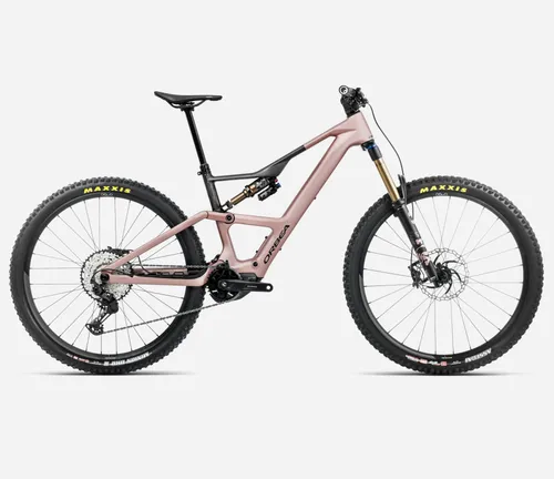 Orbea Rise LT M10 630W 2025 - Desert Rose - Carbon Raw (Matt) - E-Bike für Trail-Enthusiasten, mit 160 mm Dämpfung und Shimano EP8-Motor für ein natürliches Fahrverhalten. Ideal für lange Abenteuer und schnelle Trails!