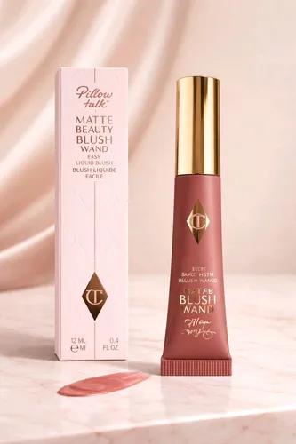 Charlotte Tilbury Pillow Talk flüssiges Rouge mit Matt-Effekt 12 ml - Cosmetics - Verleihen Sie Ihrem Gesicht mit dem veganen Rouge einen gesunden Teint und betonen Sie Ihre Wangen mit einem matten Effekt für einen frischen Look.