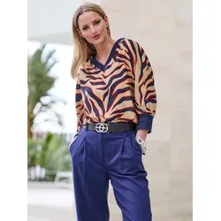 Druckbluse HEINE, Damen, Gr. 40, Camel-Marine-Print - Modische Druckbluse mit trendy Animal-Print, V-Ausschnitt und langen Fledermaus-Ärmeln. Hergestellt aus recyceltem Polyester, ideal für einen nachhaltigen Look.