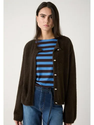 Flauschiger Cardigan von MORE & MORE - Dunkelbraune Strickjacke aus super-weichem Garn mit luxuriöser Haptik und Schmuckknöpfen. Ideal für feminine Outfits mit einem Hauch von Glamour – perfekt für jeden Anlass.