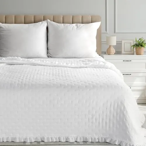 Eurofirany Stillvolle Tagesdecke LIBI 3 in Weiß - Romantische Tagesdecke mit eleganten Rüschen und Hot-Press-Muster, pflegeleicht und ideal für Bettüberwurf oder Sofadecke – perfekt für die warme Jahreszeit.