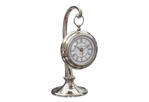 Loberon Uhr Barbe - Elegante Tischuhr im nostalgischen Design - Die Loberon Uhr Barbe vereint Vintage-Charme mit praktischer Funktionalität. Ihr stilvolles Aluminiumgehäuse und das römische Zifferblatt machen sie zum perfekten Wohn-Accessoire für jeden Raum.