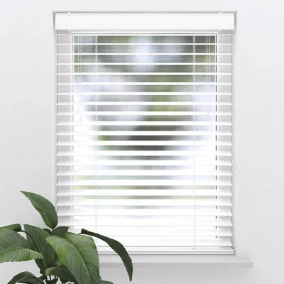 SOLUNA PVC-Jalousie Holzoptik weiß 90x130 cm - Brunnen: Moderne PVC-Jalousie in Holzoptik, ideal für Feuchträume, leicht zu montieren und individuell einstellbar für optimalen Sicht- und Sonnenschutz.