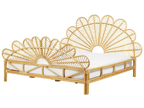 BELIANI Boho Bett Hellbraun aus Rattan und Mahagoniholz 180x200 cm - Stilvolles Doppelbett im Boho-Look mit hohem Kopf- und Fußteil in Pfauform. Robuste Konstruktion und komfortabler Lattenrost für besten Liegekomfort in Ihrem Schlafzimmer.