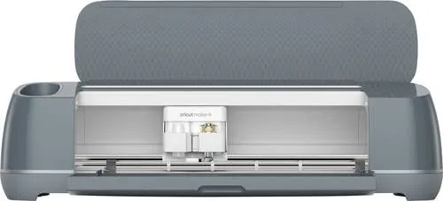 Cricut Maker 4 Schneideplotter – Kreative Vielfalt auf 29.7cm - Schneideplotter für grenzenlose Kreativität: Der Cricut Maker 4 schneidet bis zu 2x schneller, ideal für individuelle Projekte wie Banner, Karten und T-Shirts. Perfekt für Bastel-Enthusiasten!