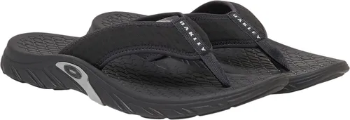 Oakley Operative Flip Flop Blackout 10.0 – Herren - Erleben Sie Komfort und Stil mit den Oakley Operative Flip Flops. Die doppelt verdichtete EVA-Sohle bietet hervorragende Dämpfung und Unterstützung, während der flexible Lycra-Riemen sich optimal anpasst.
