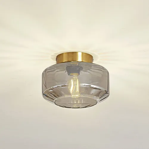 Lindby Deckenleuchte Hildur, 1 x 15 W LED - Moderne Deckenleuchte aus rauchgrauem Glas mit einem eleganten messingfarbenen Baldachin, ideal für stilvolle Wohnräume.
