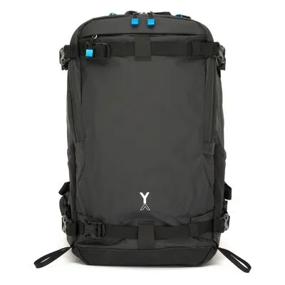 NYA-EVO Fjord 36 Econyl Gen 4 Graphite 36L - Robuste Kameratasche mit 36L Volumen aus nachhaltigem Econyl-Material. Ideal für den sicheren Transport Ihrer Ausrüstung, perfekt für Abenteuer und Reisen.