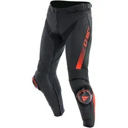 Dainese Super Speed Lederhose - Schwarz/Neon-Rot - Größe 56 - Motorradhose aus D-Skin-Rindsleder mit S1-Stretch-Gewebe für maximalen Komfort und Schutz. Ideal für sportliche Fahrten, zertifiziert nach EN 17092 AA, mit austauschbaren Knie-Schleifern und atmungsaktivem Meshfutter.