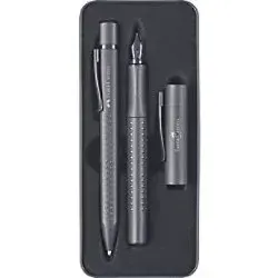 Faber-Castell Schreibset Grip Edition all black - Hochwertiges Schreibset mit Füller und Kugelschreiber, ideal für Erwachsene. Ergonomische Soft-Griffzone sorgt für ein angenehmes Schreibgefühl. Verpackt im stilvollen Metallgeschenketui.