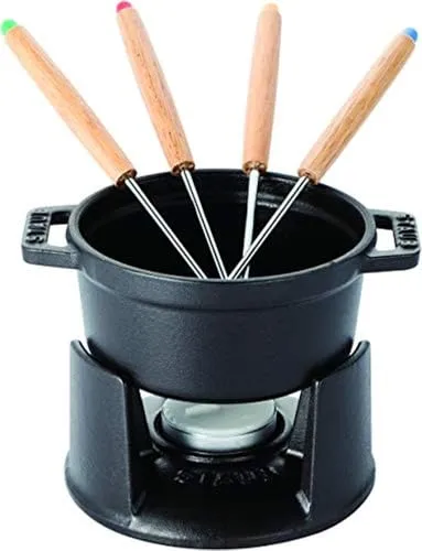 STAUB Fondueset klein 10 cm – 7-teiliges Set mit 4 Fonduegabeln - Schoko-Fondue-Set für bis zu 4 Personen, aus Gusseisen, induktionsgeeignet und mit hervorragender Wärmespeicherung für lange Genussmomente.