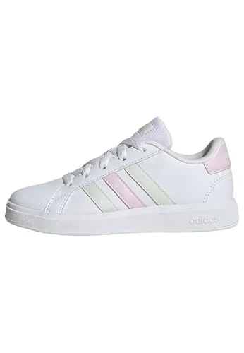 adidas Grand Court 2.0 Shoes Kids - Tennis-inspirierte Sneaker für kleine Sport-Fans - Sneaker, inspiriert vom Tennis-Style der 70er, mit flexibler Gummi-Cupsohle für sicheren Grip und einem Recycling-Anteil von mindestens 50 % im Obermaterial.