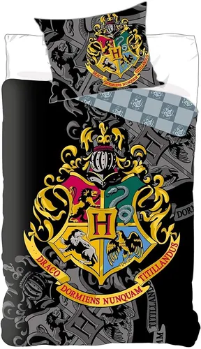 Harry Potter Bettbezug 140 x 200 cm aus 100% Baumwolle - Erlebe die Magie von Hogwarts mit diesem stilvollen Bettbezug! Aus 100% Baumwolle gefertigt, bietet er hohen Schlafkomfort und pflegeleichte Handhabung. Ideal für Fans aller Altersgruppen!