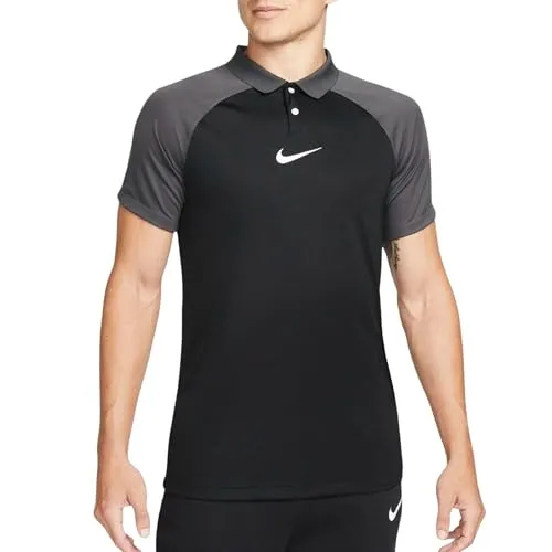 Nike Dri-FIT Academy Pro Poloshirt Herren – Schwarz/Grau - Klassisches Herren-Poloshirt aus 100% recyceltem Polyester. Mit feuchtigkeitsableitender Dri-FIT-Technologie für optimalen Tragekomfort und zwei Knöpfen am Rollkragen. Ideal für sportliche Aktivitäten.