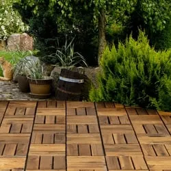 Holzfliese Akazie 30 x 30 - Rutschfeste Klickfliesen für Balkon und Terrasse - Außenanbau mit wetterfesten Akazienholzfliesen, die durch ein einfaches Klicksystem verlegt werden und eine rutschfeste Oberfläche bieten.