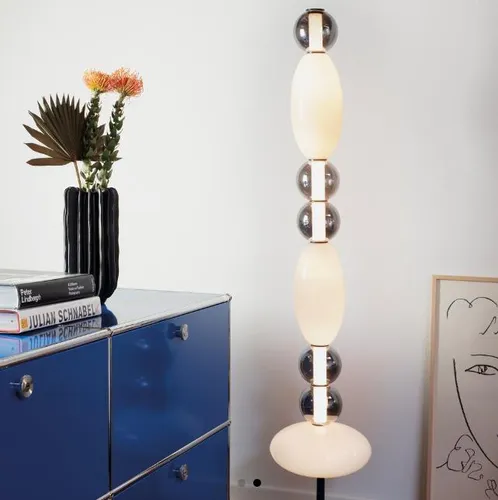 Zeitgenössische Stehleuchte Lumiere Metall Schwarz LED 58W - Elegante Stehleuchte aus mattschwarzem Metall mit integriertem LED, ideal für stilvolle Beleuchtung. Inklusive Glühbirne, flexibel in der Höhe verstellbar und mit dekorativen Glaselementen.