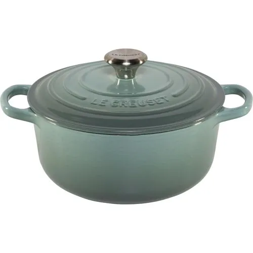 Le Creuset Signature Bräter Round 20 cm Sea Salt - Der vielseitige Bräter von Le Creuset aus emailliertem Gusseisen bietet optimale Wärmespeicherung und gleichmäßiges Garen. Ideal für Schmorgerichte und stilvolles Servieren, mit hitzebeständigem Deckelknopf und großen Griffen für sicheres Handling.