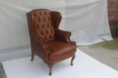 Chesterfield Ohrensessel Vintage Clubsessel Braun - Eleganter Vintage Ohrensessel für Erwachsene, ideal für Wohnzimmer oder Arbeitszimmer. Mit hochwertiger Lederpolsterung und komfortabler Sitzhöhe von ca. 44 cm, bietet er stilvollen Sitzkomfort.