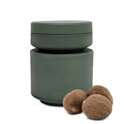 Crushgrind Billund Muskatmühle - Frisch gemahlene Muskatnüsse jederzeit - Küchenhelfer mit innovativem Design, ermöglicht das sichere Mahlen und Lagern von Muskatnüssen für maximales Aroma und Frische.