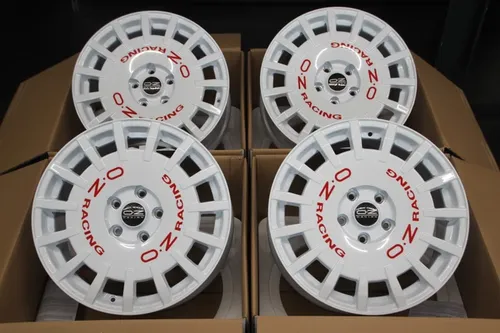OZ Racing Rally Racing Van Alufelge für Volkswagen Transporter T5 - 18 Zoll Alufelge in Race White mit rotem Schriftzug, ideal für sportliche Optik und verbesserte Fahrdynamik des Volkswagen Transporter T5.