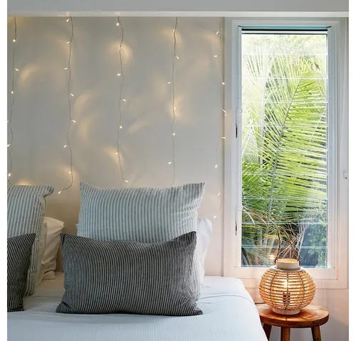 Lights4fun LED-Lichtervorhang 40er warmweiß 1 x 1m - Gestalte deinen Innenbereich mit diesem Lichtervorhang zu einer Oase der Ruhe. 40 warmweiße LEDs sorgen für ein harmonisches Ambiente. Inklusive 31V Transformator und 3m Zuleitung für einfache Montage.