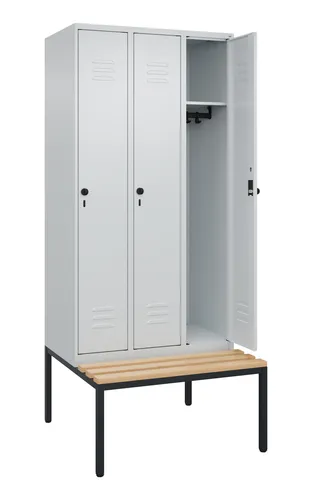 CP-Möbel Spind Classic PLUS – Lichtgrau, 3 Abteile mit Sitzbank - Robuster Spind mit 3 Abteilen und Sitzbank, ideal für die Nutzung in Büros oder Umkleideräumen. Aus hochwertigem Stahl, mit Drehriegelschloss und optimaler Belüftung. Made in Germany – langlebig und zuverlässig.