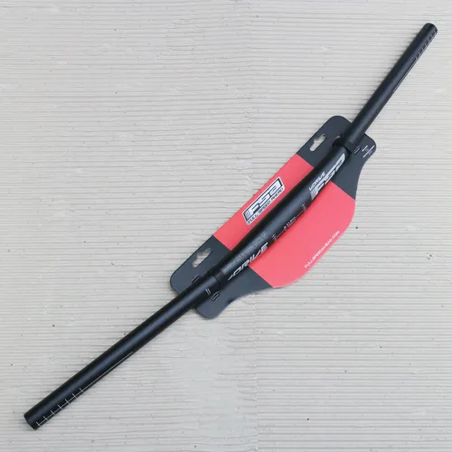 FSA MTB V-Drive Flat Bar Lenker 31,8 mm - Aluminium Flat Bar Lenker für Mountain Bikes, mit 740 mm Breite und 9° Back Sweep für optimalen Komfort und Kontrolle im Gelände.